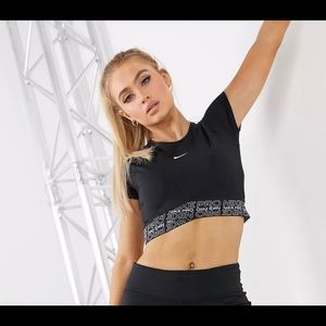 Nike Pro Fit Cropped T-shirt
